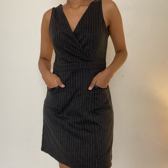 Dorothy Perkins Pinstripe suit Gray pinafore dress, with leather pockets. - Picture 3 of 7